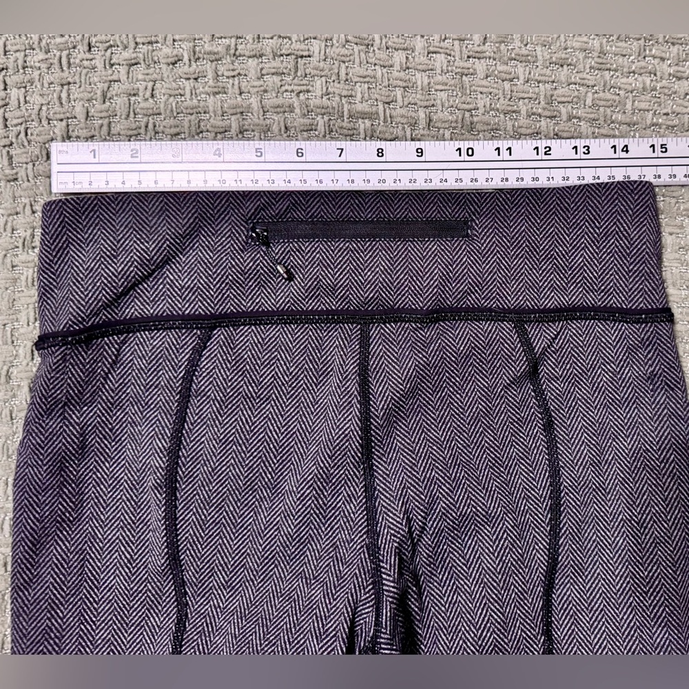 Lululemon Gray Herringbone Patterned Leggings - S… - image 4